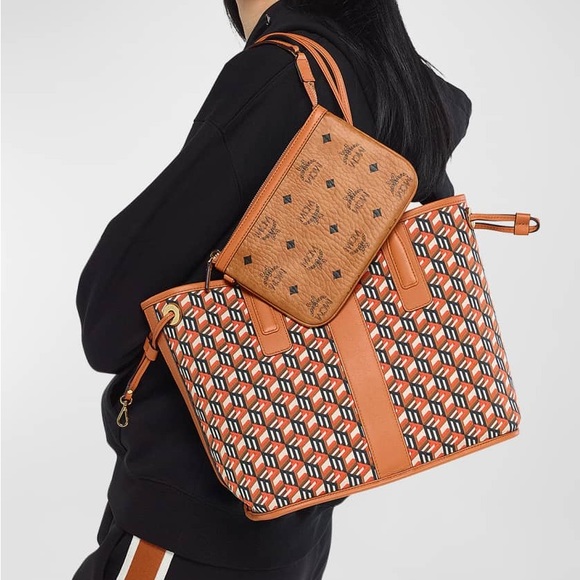 MCM
Liz Small Reversible Shopper Tote Bag - Picture 2 of 5